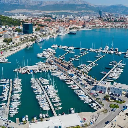 Seafront Luxury Apt With Balcony And Amazing View Split